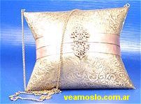 cartera hecha con hilo de bronce
